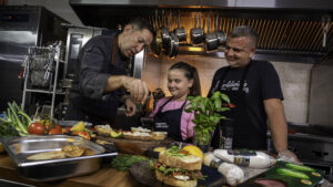 Ateliere de gătit pentru întreaga familie cu Chef Cezar Munteanu