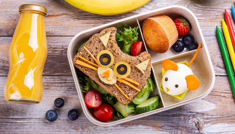 Ready for school and office: Quick snack with breaded cheese