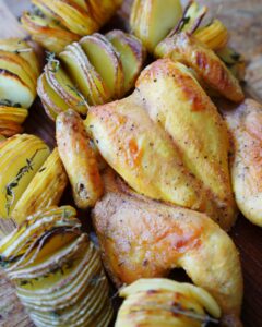Cocoșel de pădure și cartofi Hasselback la cuptor