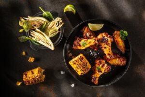 Aripioare de pui marinate în sos BBQ de casă – cu andive la grătar