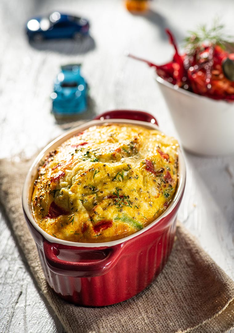 Budincă de legume cu ardei copt și salată de sfeclă roșie – rețetă sănătoasă