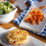 Burger din piept de pui Agricola cu cartofi dulci wedges si salata de castraveti cu avocado si marar