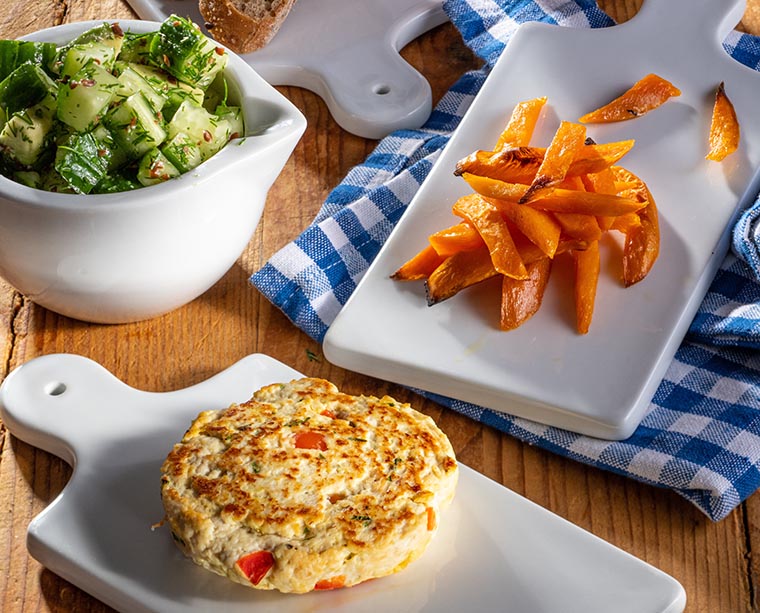 Burger din piept de pui Agricola cu cartofi dulci wedges si salata de castraveti cu avocado si marar
