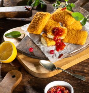 Cașcaval pane cu sos chutney picant de ardei și goji – gust intens și textură crocantă