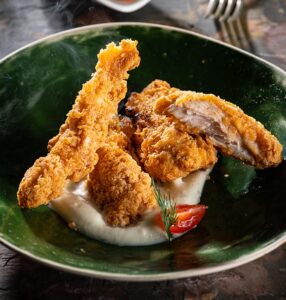 Crispy Fillet Agricola cu piure de conopidă și salată verde cu castraveți – cină echilibrată și rapidă