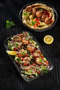 Falafel cu sos tahini cu lămâie și salată mixtă