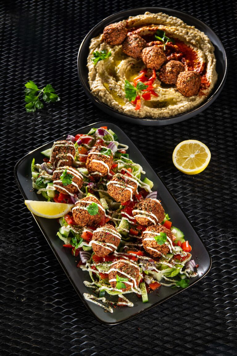 Falafel cu sos tahini cu lămâie și salată mixtă