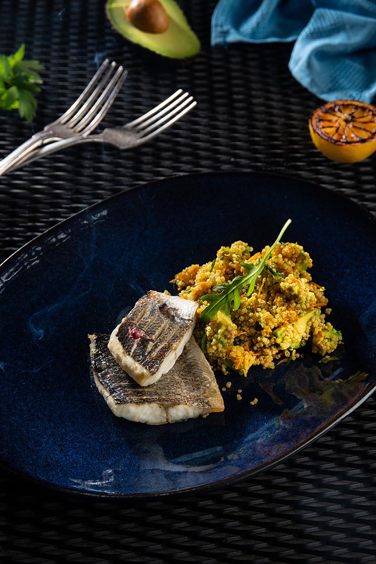 File de biban de mare la cuptor cu salată tabbouleh de bulgur