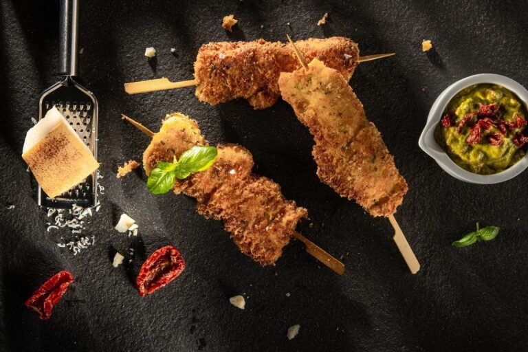 Frigărui de pui cu parmezan și ierburi mediteraneene – crocante