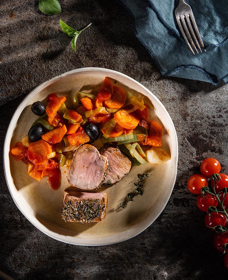 Mușchiuleț de porc „vânătoresc” cu salată de baby spanac și castraveți – rețetă sănătoasă pentru o cină echilibrată