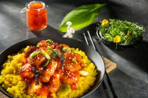 Nuggets glazurați în sos sweet chilli cu orez basmati aromat – o rețetă rapidă și plină de savoare