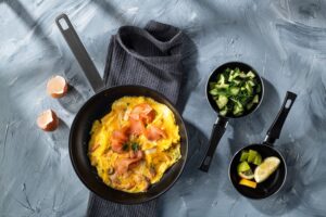 Omletă cu somon afumat și salată de castraveți – mic dejun pentru campioni