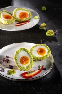 Ouă scoțiene cu pastă de edamame și cașcaval Gouda – rețetă sănătoasă și delicioasă