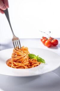 Paste cu sos de roșii și legume proaspete – rețetă ușoară și energizantă