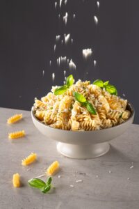 Paste cu telemea și busuioc – rețetă simplă