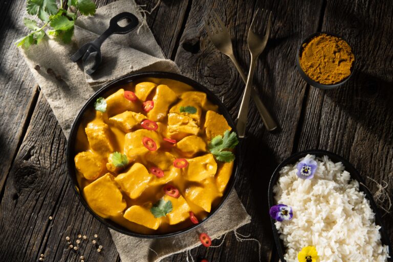Pui curry cu lapte de cocos și orez basmati