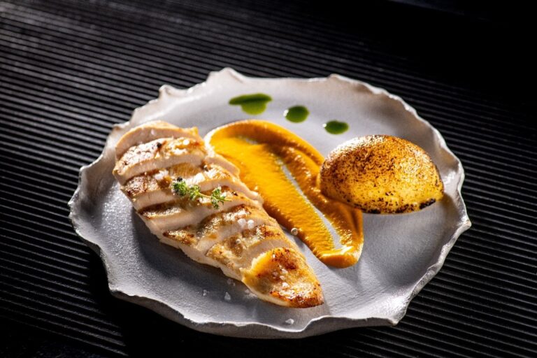 Rețetă Gourmet cu Piept de Pui Fericit și Sos Papricaș