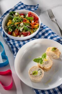 Ruladă din piept de pui cu telemea și busuioc – proteine cu aromă mediteraneană