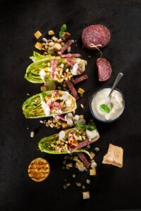 Salată Caesar cu salam de Sibiu Agricola marinat în vin Chardonnay