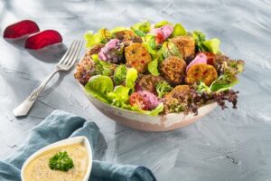 Salată cu falafel crocant și cremă de sfeclă – o explozie de culoare și gust