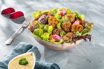 Salată cu falafel crocant și cremă de sfeclă – o explozie de culoare și gust