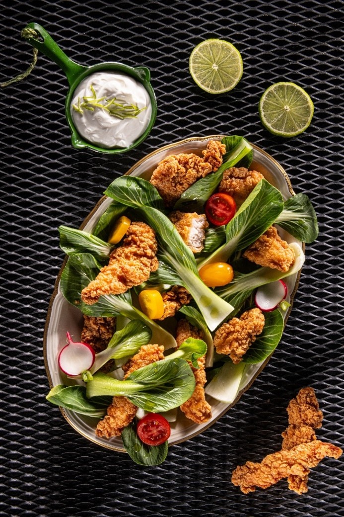 Salată de varză cu Crispy Fillet Agricola și dressing de iaurt cu lime