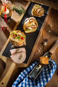 Sandwich cu sunca presata de pui