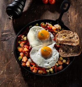 Shakshuka savuroasă cu bruschette din pâine cu maia