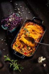 Shepherd’s Pie cu carne de pui Puiul Fericit și salată crocantă de varză roșie