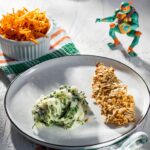 Șnițel din piept de pui Puiul Fericit în crustă de ovăz, copt, cu piure verde și salată crocantă de morcovi – rețetă sănătoasă pentru copii