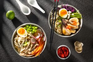 Supă ramen cu pulpă de pui – un preparat reconfortant cu influențe asiatice