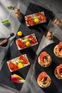 Tartine mix cu salam Chorizo și salam de Sibiu cu vinars – aperitiv elegant pentru ocazii speciale