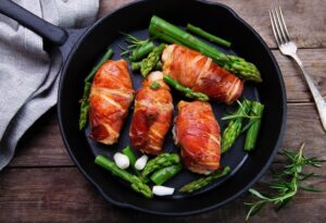 Terină de pui cu prosciutto și roșii uscate – un aperitiv rafinat