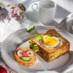 Toast cu ou „inimos” și pastă de avocado – mic dejun sănătos, copt la cuptor
