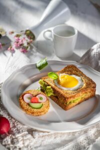 Toast cu ou „inimoș” și pastă de avocado – mic dejun sănătos
