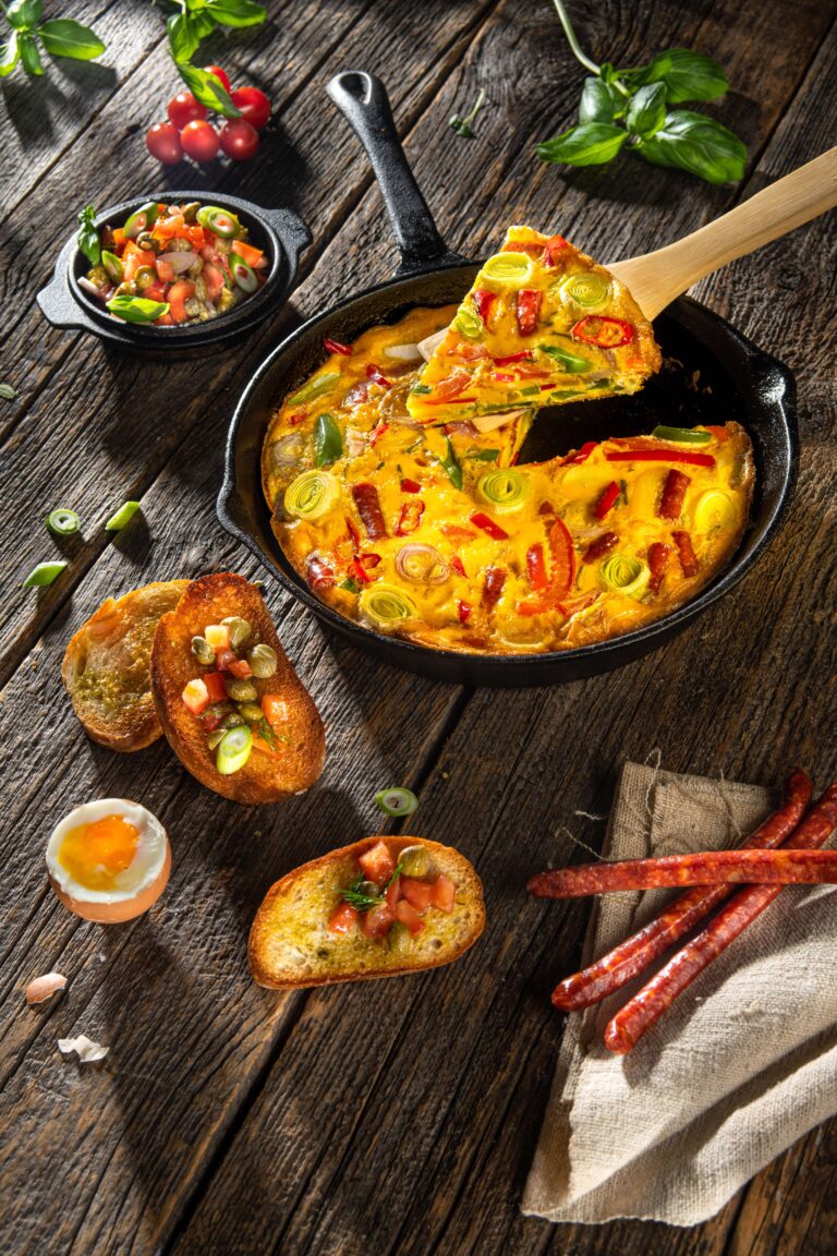 Tortilla cu ouă Chef și salsa proaspătă cu roșii și capere