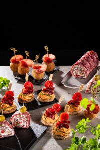 Trio aperitive cu salam – gustări rapide și sofisticate pentru orice ocazie
