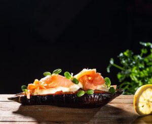 Vinete coapte cu somon afumat și mozzarella – cu salată crocantă de morcovi și susan