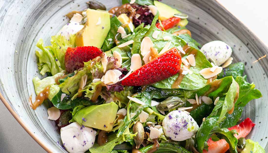 Cum să înflorim meniul odată cu venirea sezonului cald? Descoperă rețete fresh, gata în câteva minute 1 | Agricola - Neam de gospodari Salată de primăvară cu căpșuni