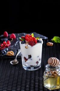 Berries and honey yogurt foam